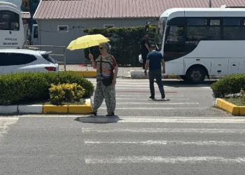 Sıcak havadan şemsiyeyle korundu