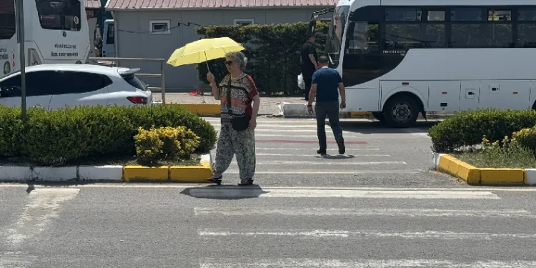 Sıcak havadan şemsiyeyle korundu
