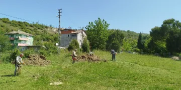 Bayram öncesi mezarlıklar temizlendi