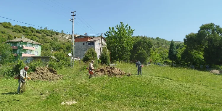 Bayram öncesi mezarlıklar temizlendi