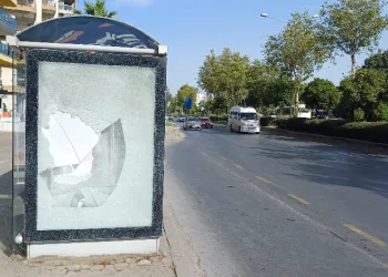 Otobüs durağı vandalların hedefi oldu