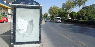 Otobüs durağı vandalların hedefi oldu
