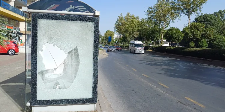 Otobüs durağı vandalların hedefi oldu