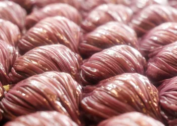 Erzurumlu ustadan mor baklava
