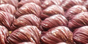 Erzurumlu ustadan mor baklava
