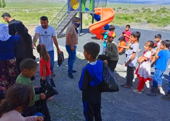 Van’da çocuklar bayram heyecanını erken yaşadı