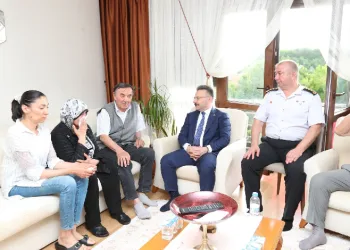 Vali Aksoy şehit ailesine başsağlığı ziyareti