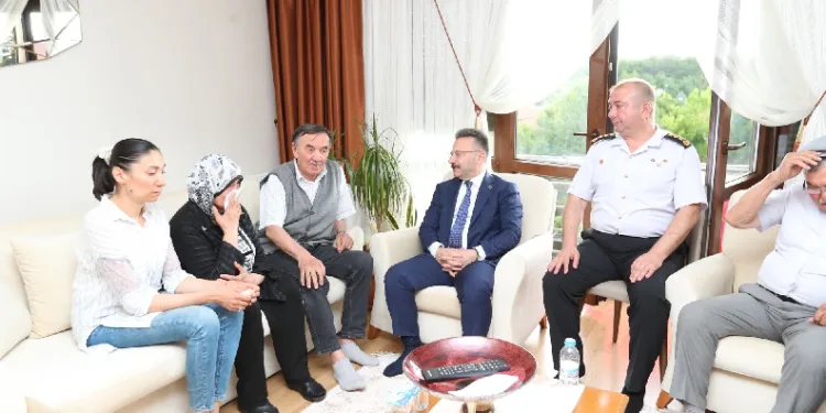 Vali Aksoy şehit ailesine başsağlığı ziyareti