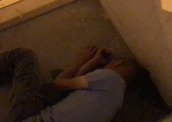 Alkollü şahıs sağlık ocağı balkonunda uyudu