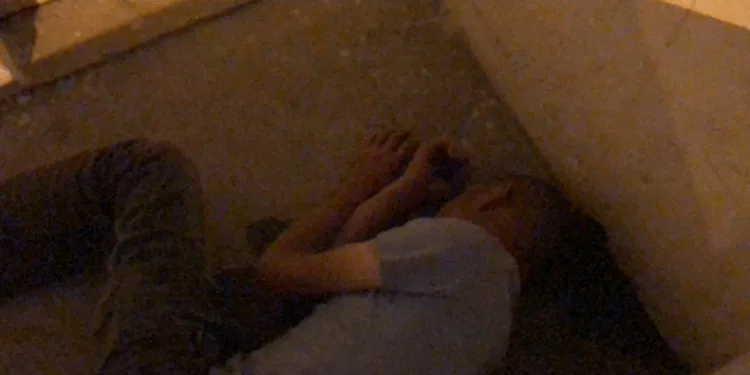 Alkollü şahıs sağlık ocağı balkonunda uyudu