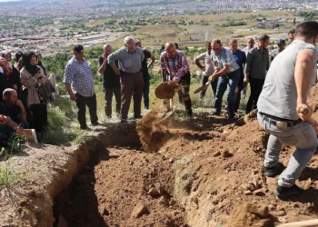 Ziyaretine gideceği anneannesinin yanına defnedildi