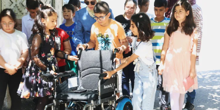 Mezuniyet balosu yerine arkadaşlarını sevindirdiler