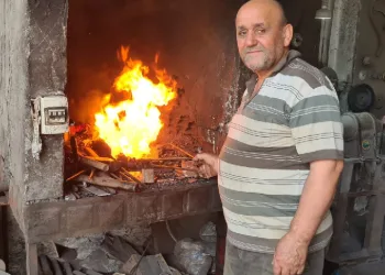 yaptığı bıçaklar çiviyi kesiyor