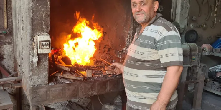 yaptığı bıçaklar çiviyi kesiyor