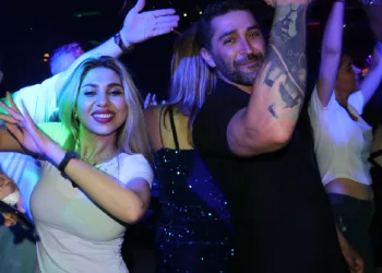İranlı turistler Van'da gönüllerince eğleniyor
