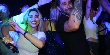 İranlı turistler Van'da gönüllerince eğleniyor