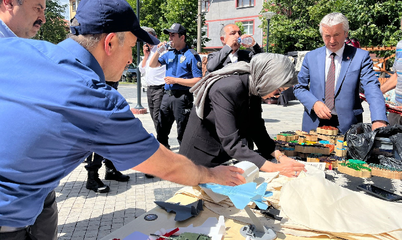 Kursiyerlerin ürünleri vatandaşlara sunuldu