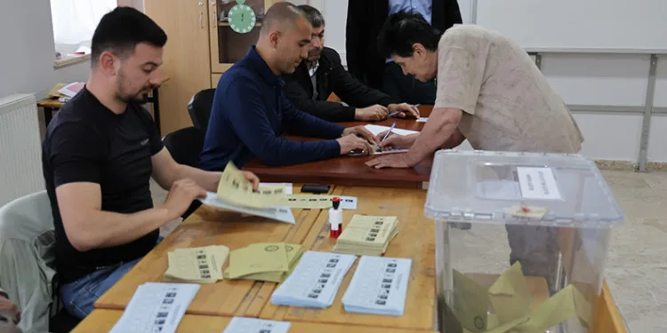Seçmenler tekrardan sandık başında