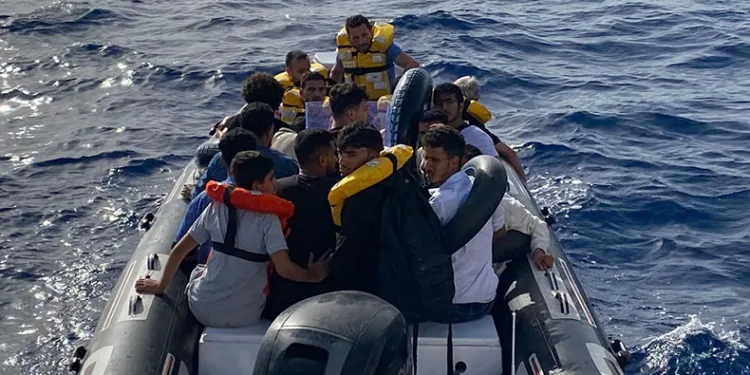 Kuşadası’nda 17 düzensiz göçmen yakalandı