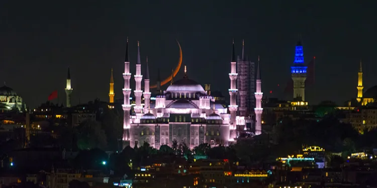 Hilal, Sultanahmet Camii ile buluştu