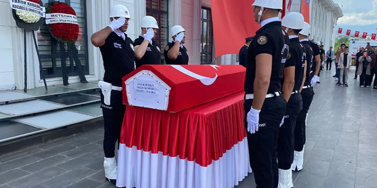 Hayatını kaybeden polis gözyaşlarıyla uğurlandı