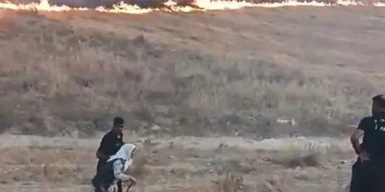 Alevlerin arasında kalan yaşlı kadını itfaiye kurtardı