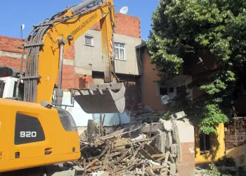 Osmangazi’de metruk binalar yıkılıyor