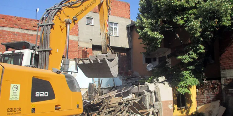 Osmangazi’de metruk binalar yıkılıyor