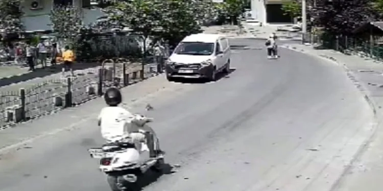 Motosiklet yayalara çarptı: 3 yaralı