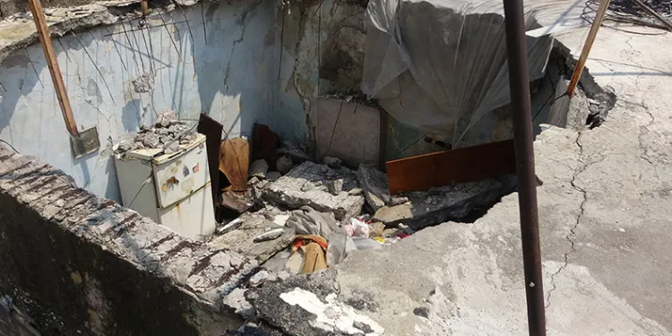Mersin’de sağanak yağış sonrası bir evin damı çöktü