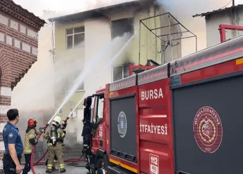 Bursa’da 3 katlı bina alev alev yandı