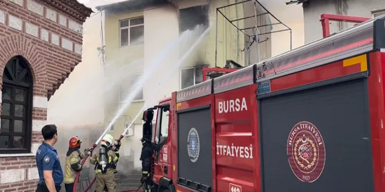 Bursa’da 3 katlı bina alev alev yandı