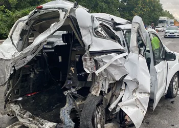 Minibüs hafif ticari araca çarptı: 3 ölü, 3 yaralı