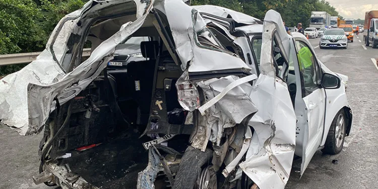 Minibüs hafif ticari araca çarptı: 3 ölü, 3 yaralı