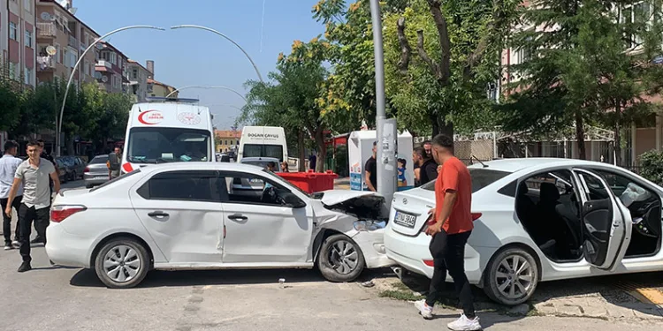 Karaman’da otomobiller çarpıştı: 3 yaralı