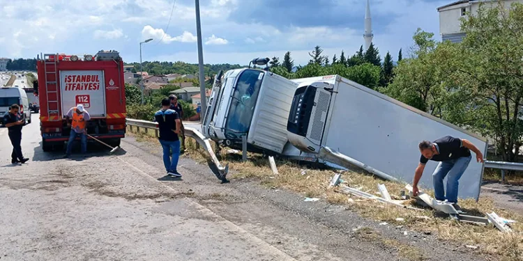 Büyükçekmece’de yağmur nedeniyle kayganlaşan yolda kamyon devrildi: 1 yaralı