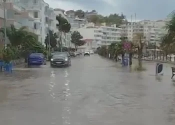 Mudanya’da yağan yağmur yolları göle çevirdi