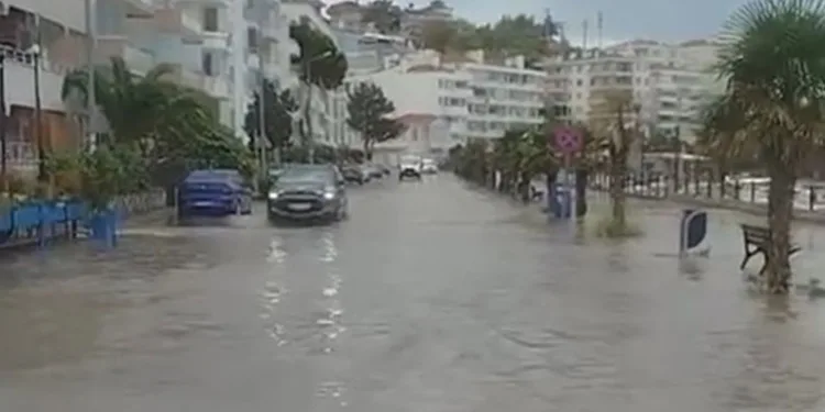 Mudanya’da yağan yağmur yolları göle çevirdi