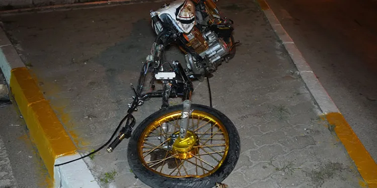 Motosiklet ve otomobil çarpıştı: 1 ağır yaralı