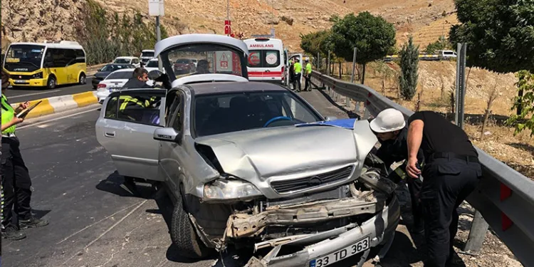 Mardin’de otomobil demir bariyerlere çarptı: 6 yaralı