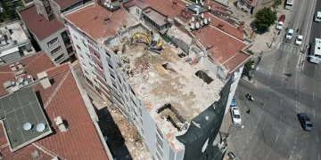 Yıldırım’da riskli binalar yıkılıyor
