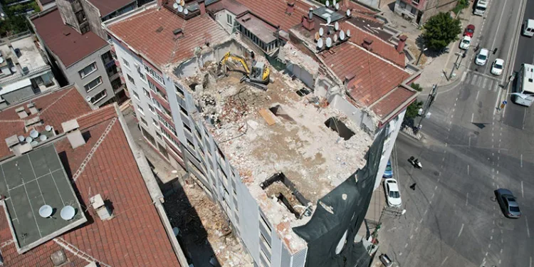 Yıldırım’da riskli binalar yıkılıyor
