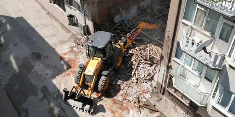 İnegöl’de metruk binalar yıkılıyor