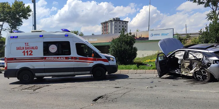 Kırmızı ışıkta geçen minibüs otomobile çarptı: 1’i ağır 6 yaralı