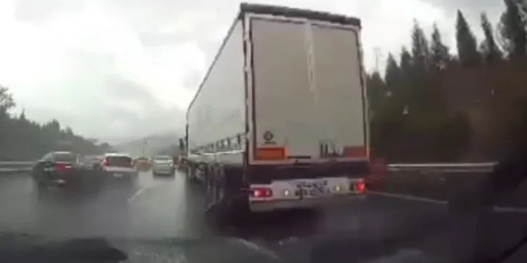 Yağıştan sonra kayganlaşan yolda üst üste kaza meydana geldi