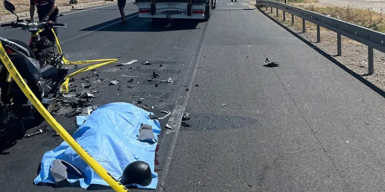 Tıra çarpan motosiklet sürücüsü hayatını kaybetti