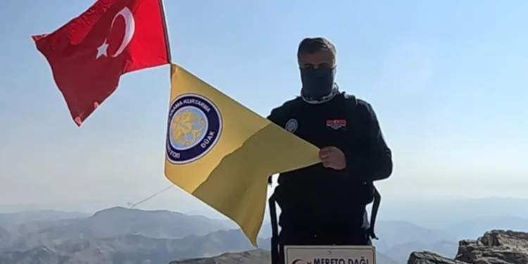 Depremde hayatını kaybedenlerin anısına zirve tırmanışı gerçekleştirdiler