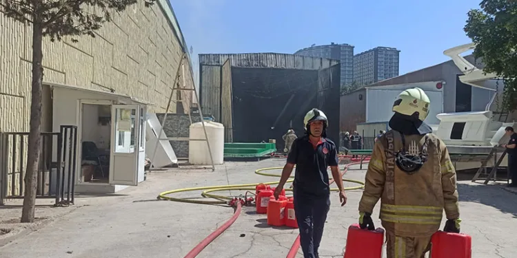 Tuzla’da yat imalathanesinde yangın çıktı