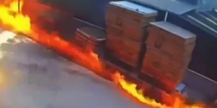 Fabrikada yanan boya ve tinerler lav gibi sokağa yayıldı