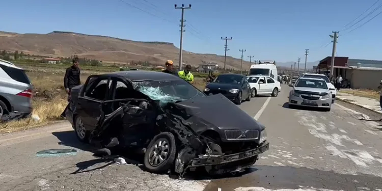 Aksaray’da cip ve otomobil kafa kafaya çarpıştı: 1’i ağır 4 yaralı